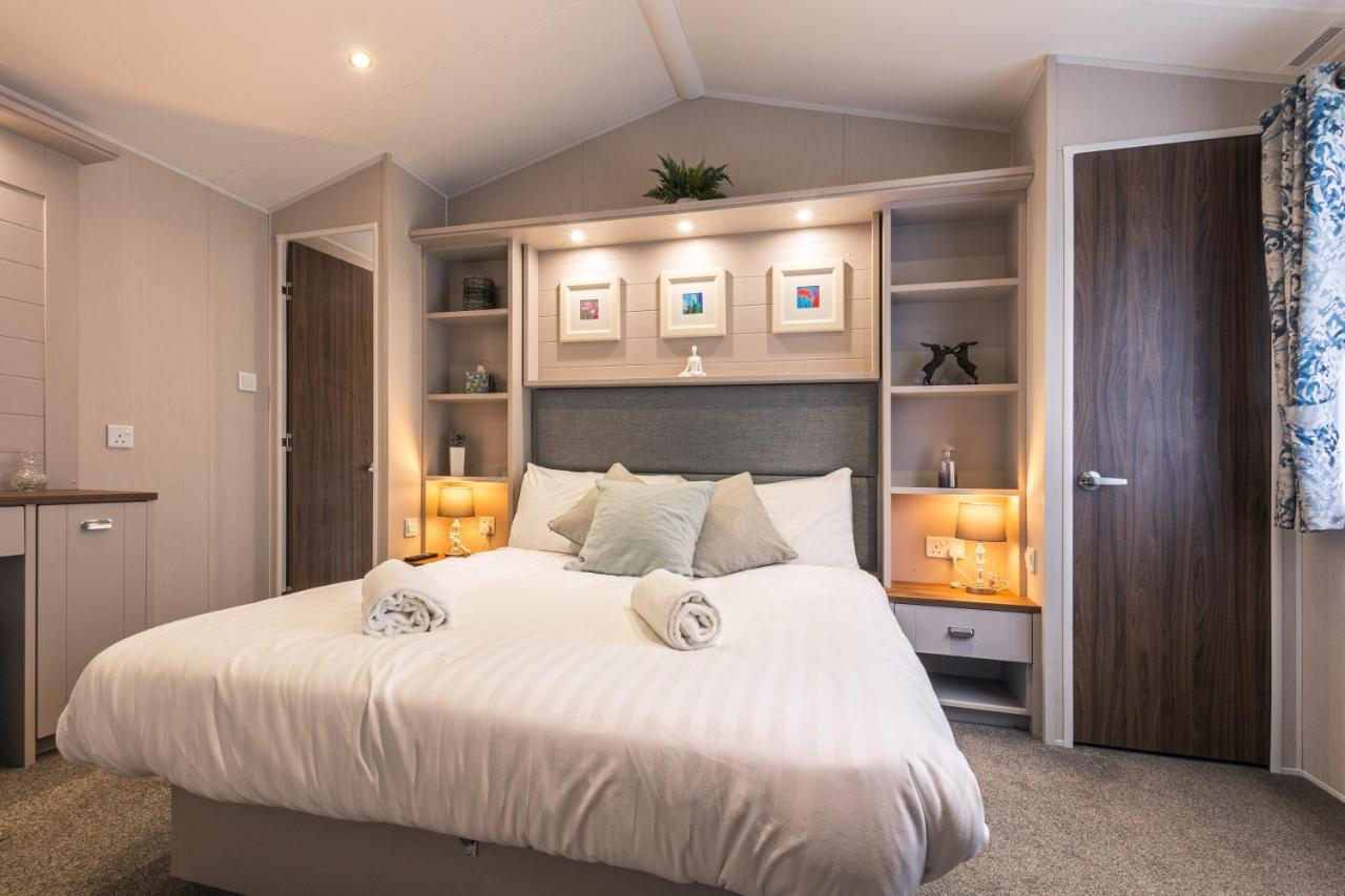 Hidden Jewel Lodge With Hot Tub York Bagian luar foto