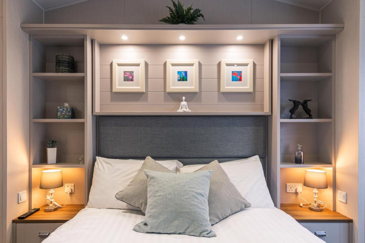 Hidden Jewel Lodge With Hot Tub York Bagian luar foto