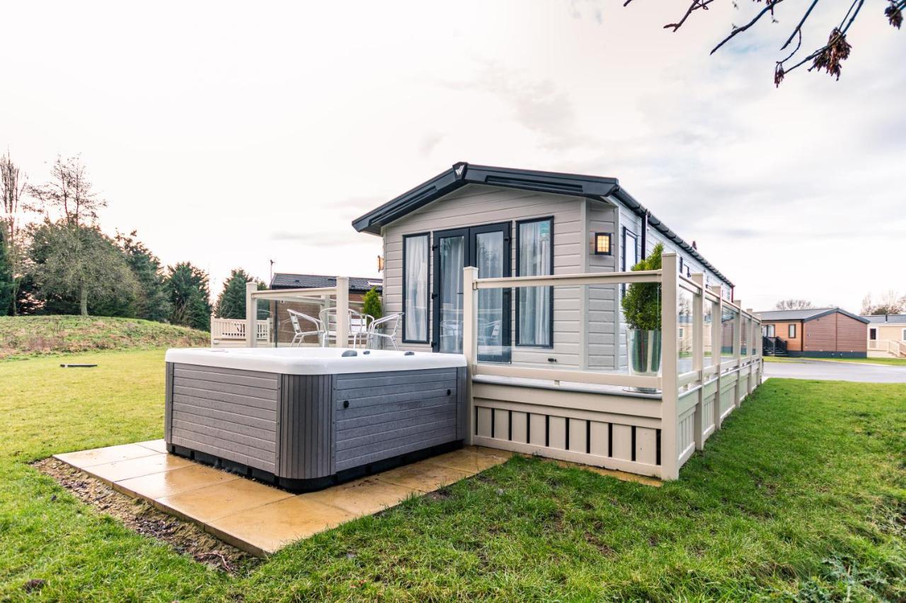 Hidden Jewel Lodge With Hot Tub York Bagian luar foto
