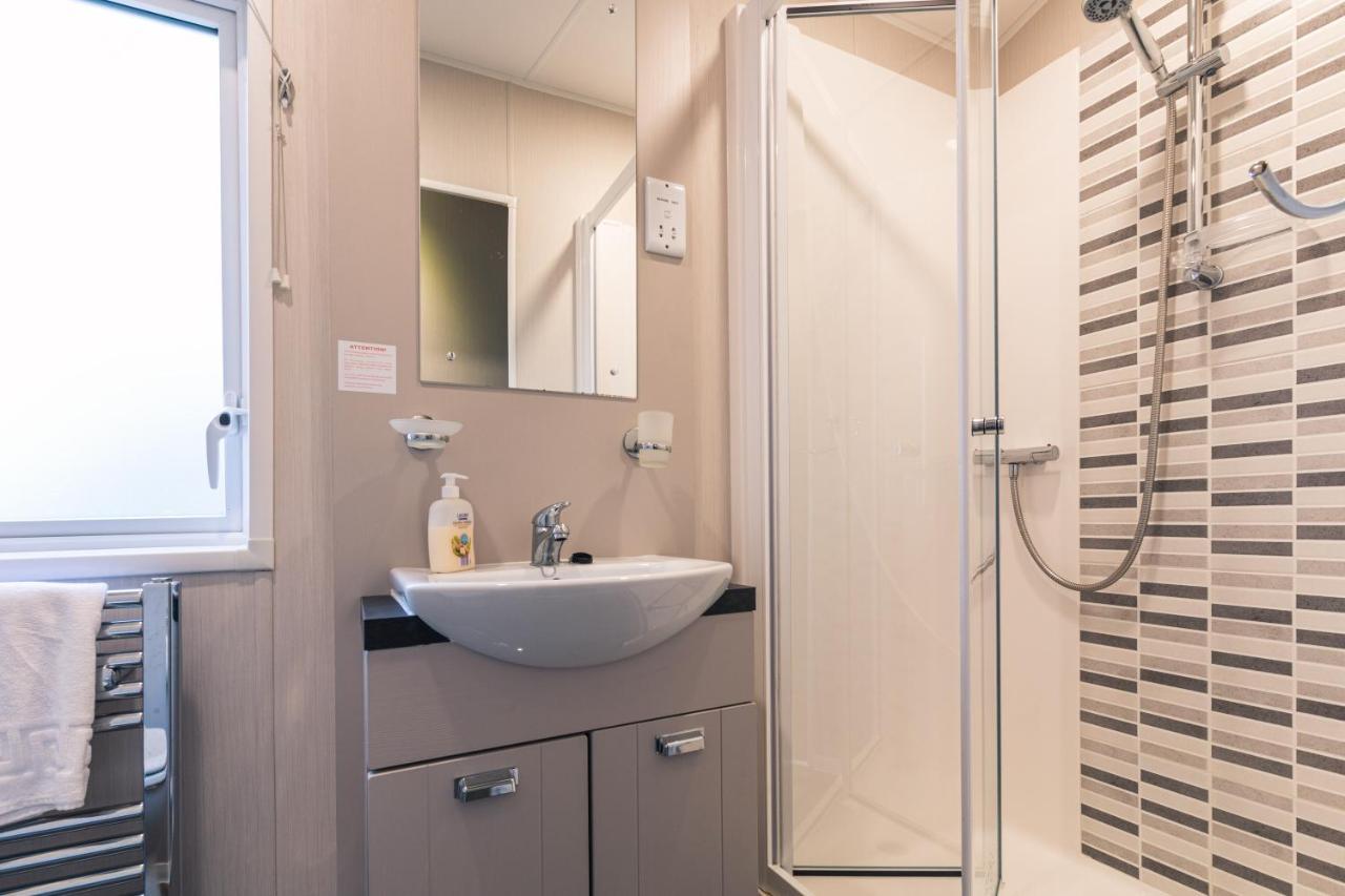 Hidden Jewel Lodge With Hot Tub York Bagian luar foto