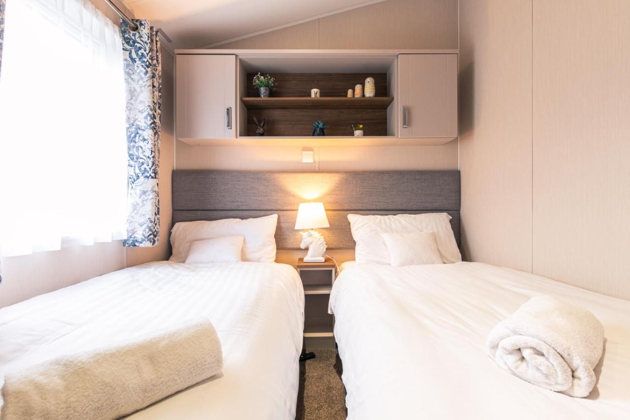 Hidden Jewel Lodge With Hot Tub York Bagian luar foto